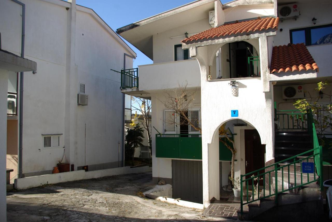 Rooms Tia Baška Voda Buitenkant foto