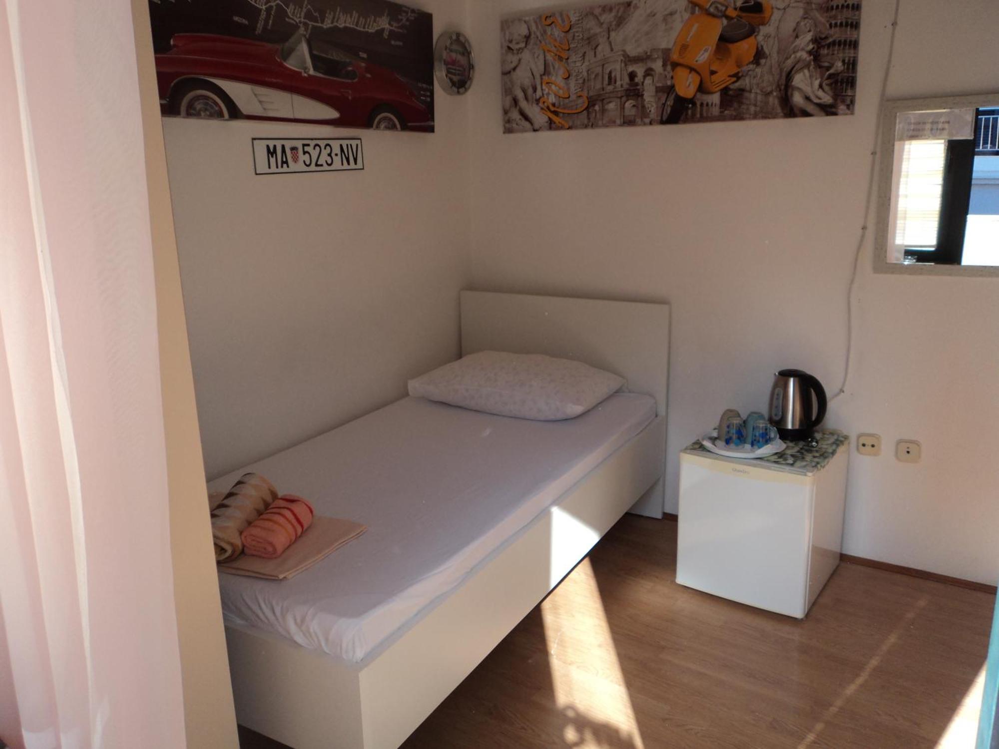 Rooms Tia Baška Voda Buitenkant foto